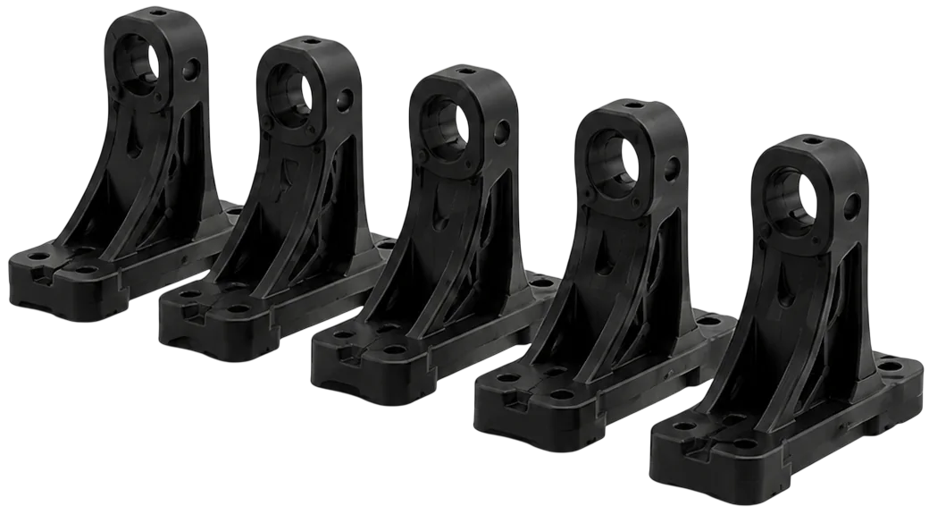 Mehrere gleiche schwarze 3D-gedruckte Bauteile f&uuml;r eine Kleinserie