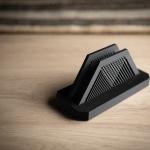 Vert Laptop Stand – moderner vertikaler Laptopständer für mehr Platz auf dem Schreibtisch