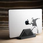 Vert Laptop Stand – moderner vertikaler Laptopständer für mehr Platz auf dem Schreibtisch