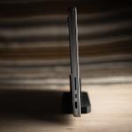 Vert Laptop Stand – moderner vertikaler Laptopständer für mehr Platz auf dem Schreibtisch