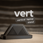 Vert Laptop Stand – moderner vertikaler Laptopständer für mehr Platz auf dem Schreibtisch