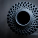 Apexis Vase – Moderne Designvase mit fließender Struktur