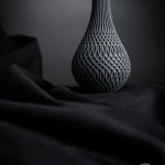 Inflect Vase – Moderne Designvase mit fließender Geometrie