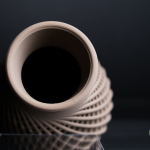 Influx Vase – Dynamische Designvase mit fließender Bewegung