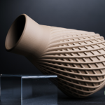 Influx Vase – Dynamische Designvase mit fließender Bewegung