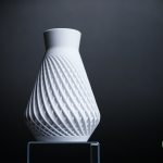 Influx Vase – Dynamische Designvase mit fließender Bewegung