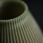 Solstice Vase – Moderne Designvase mit weicher, harmonischer Struktur