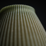 Solstice Vase – Moderne Designvase mit weicher, harmonischer Struktur