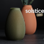 Solstice Vase – Moderne Designvase mit weicher, harmonischer Struktur