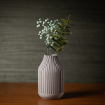 Strata Vase – Designvase mit architektonischer Schichtstruktur